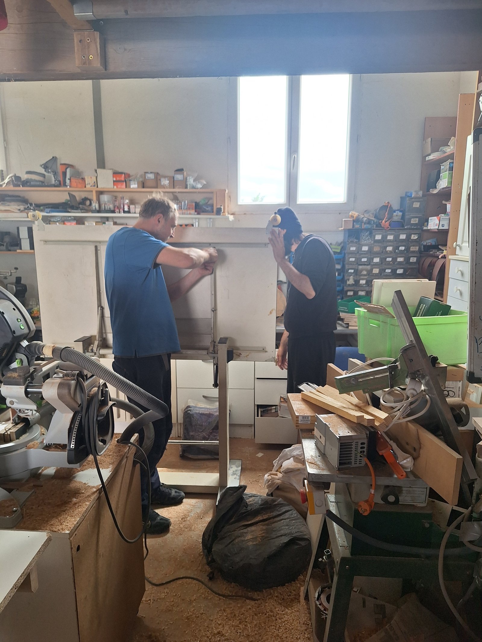 Travail en équipe dans l'atelier inclusif