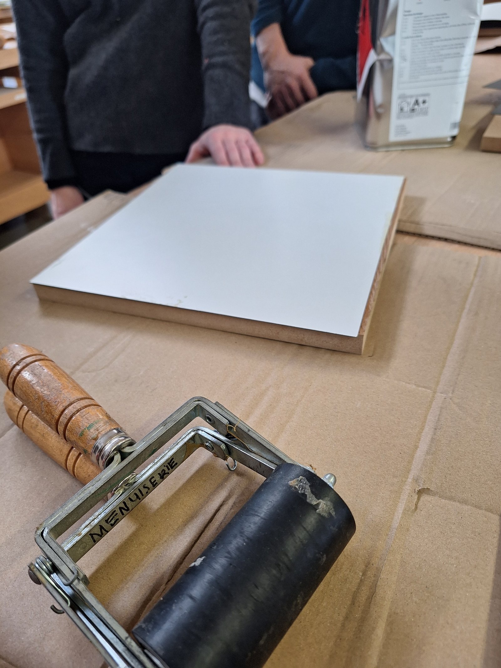 Travail de marouflage et de finition