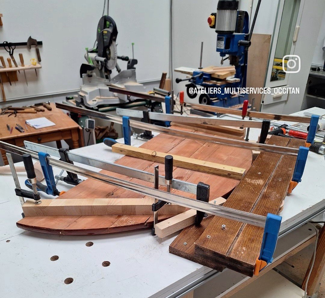 Collage et restauration de mobilier